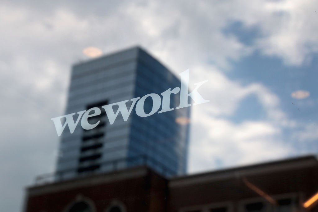 CHICAGO, ILLINOIS - AUGUST 14:  A sign marks the location of a WeWork office facility on August 14, 2019 in Chicago, Illinois. WeWork, a real estate firm that leases shared office space, announced today that it had filed a financial prospectus with regula (Foto: Getty Images)