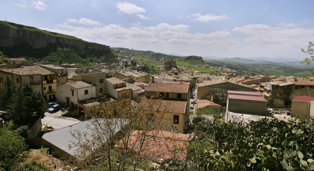 Foto de 12 de abril mostra vila de Corleone, onde nasceu Toto Riina, o poderoso chefão da máfia siciliana   (Foto: Filippo Monteforte / AFP)