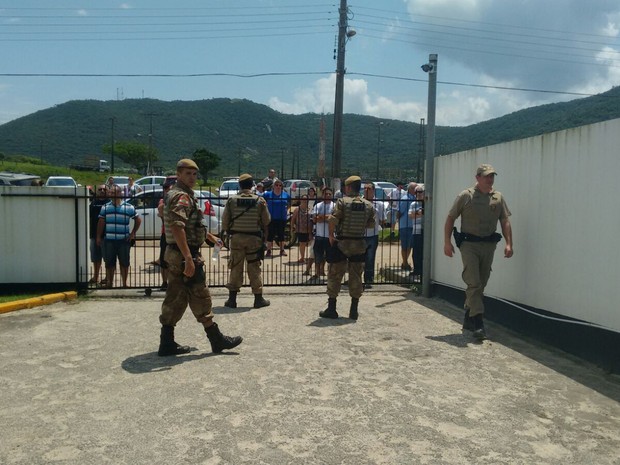 Policiais militares ficaram no pátio da delegacia após prisão (Foto: Denise de Medeiros/ RBS TV)