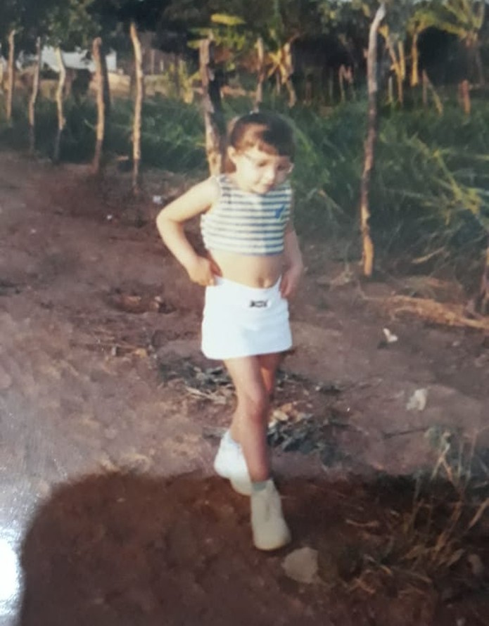 Paulinha já caminhava com dificuldades aos 4 anos — Foto: Arquivo pessoal/Cedida