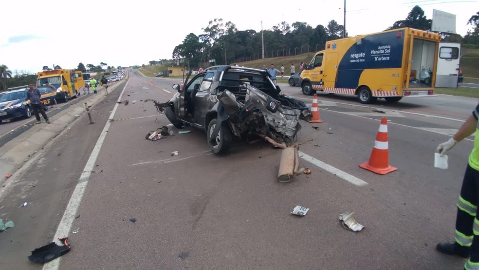 Motorista, de 45 anos, ficou preso nas ferragens. Já o passageiro, de 55 anos, foi ejetado para fora do carro com a batida — Foto: Divulgação/PRF