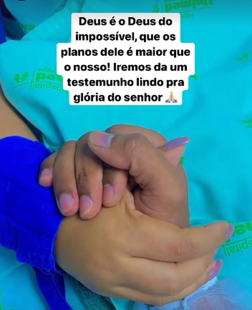 Postagem de Clevinho Santos, marido de Paulinha Abelha, durante transferência da cantora de hospital — Foto: Reprodução/Instagram