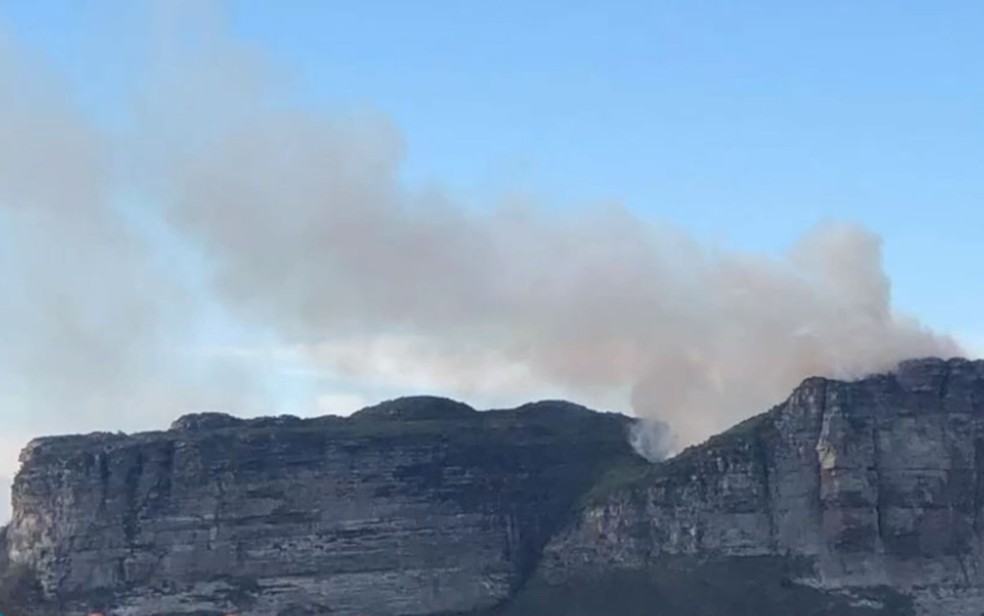 Morro do Camelo, na Chapada Diamantina, tem focos de incêndio — Foto: Reprodução/TV Bahia