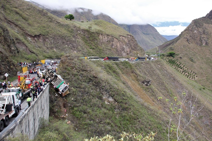 O ônibus que caiu na encosta no departamento de Nariño, na Colômbia