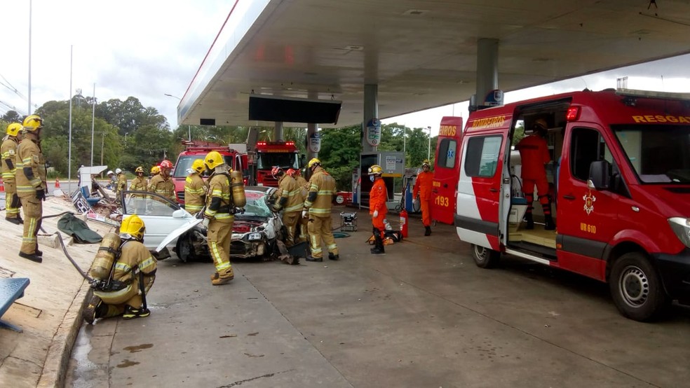 Bombeiros resgatam jovem de acidente no DF — Foto: Corpo de Bombeiros/Divulgação