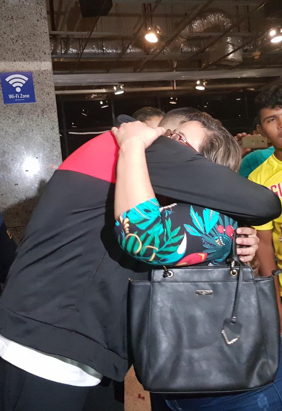 Dyogo recebe o abraço da mãe do também sobrevivente Cauan. — Foto: Rafaela Duarte/Sistema Verdes Mares