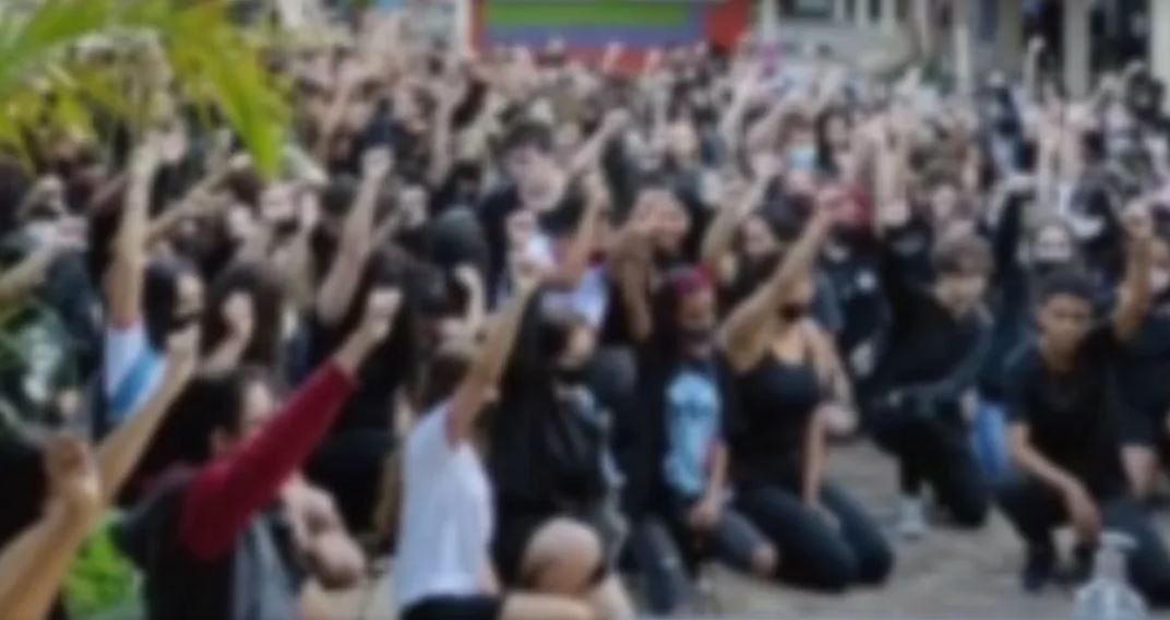 Estudantes de escola estadual de Rio Claro protestam após aluna sofrer ofensas racistas 