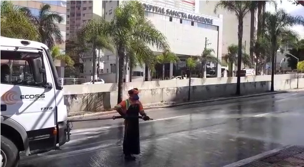 Ação de limpeza com desinfetante em frente ao Hospital Sancta Maggiore da Vila Itaim, em São Paulo — Foto: AMLURB/Divulgação