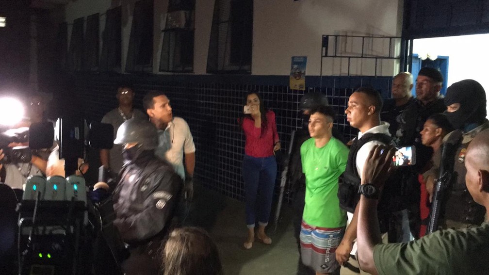 Suspeitos deixaram o local após as 19h e foram levados para a Central de Flagrantes — Foto: Alan Oliveira/ G1