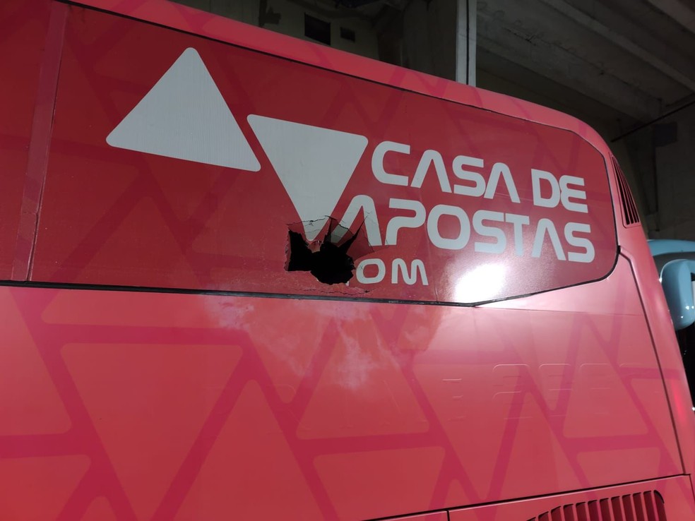 Ônibus de time do bahia é atingido por artefato em Salvador — Foto: Redes Sociais