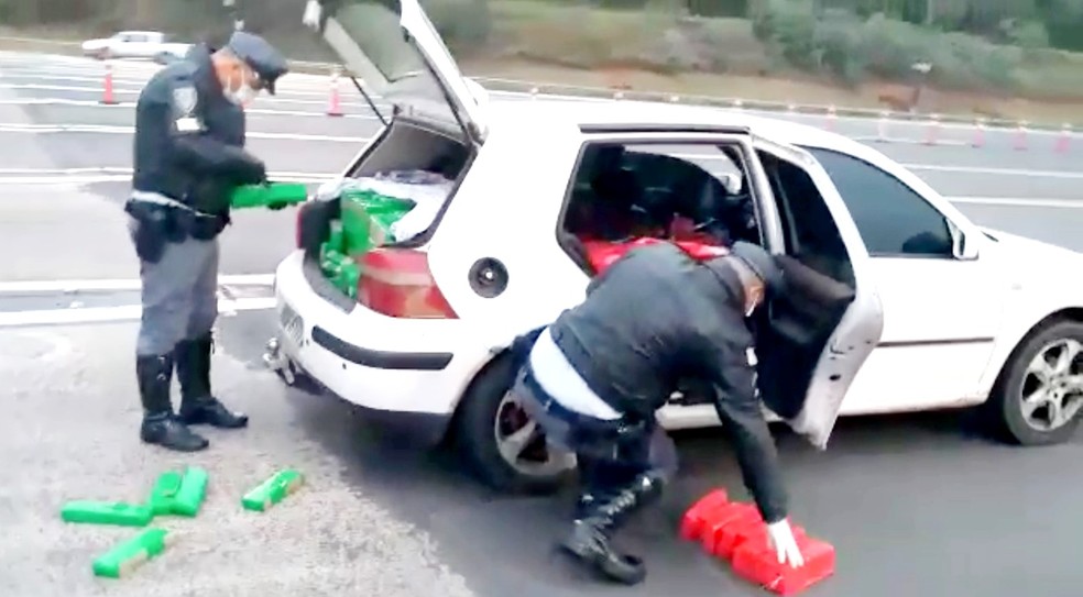 Homem é preso com quase 500 quilos de maconha dentro de carro em rodovia de Itatinga — Foto: Polícia Rodoviária/Divulgação