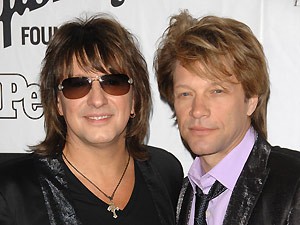 Richie Sambora (à esq.) e o cantor Jon Bon Jovi (Foto: AP)
