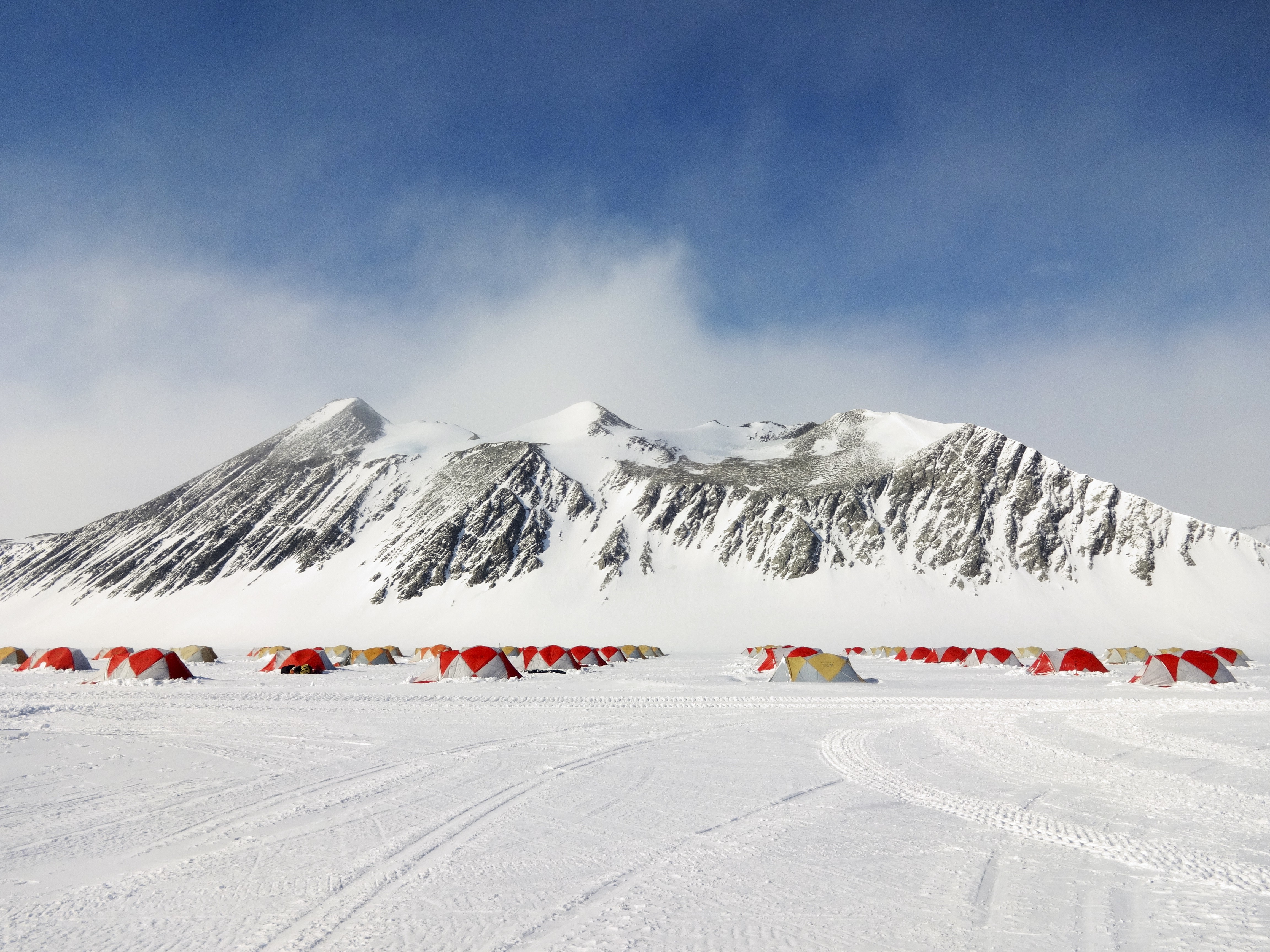 Staff accommodation area at Union Glacier Camp, with Mount Rossman behind (Foto: Photo Credit: Leslie Wicks/ALE)