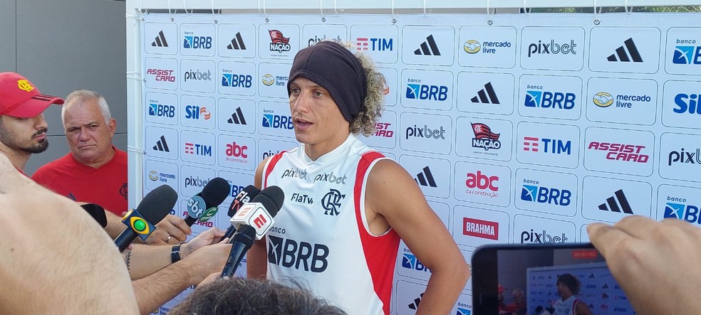 David Luiz em coletiva no treino do Flamengo &mdash; Foto: Fred Gomes/ge