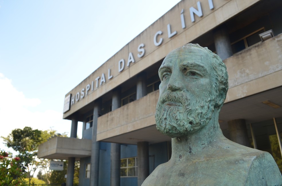 Busto de Hipócrates, conhecido como o Pai da Medicina, em frente ao Hospital das Clínicas de Ribeirão Preto (SP) (Foto: Rodolfo Tiengo/G1)