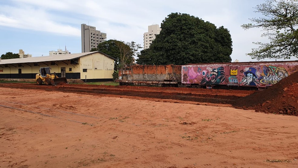 Prefeitura começou a retirar cobertura de terra dos trilhos na Vila Marcondes, em Presidente Prudente (SP) — Foto: Leonardo Bosisio/g1