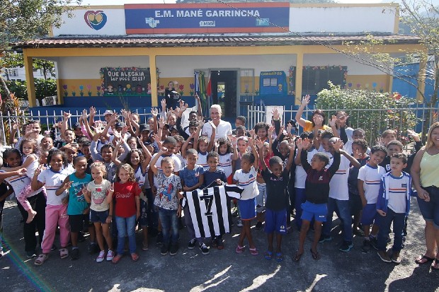 Técnico Luís Castro visita escola em Pau Grande, no município de Magé (Foto: Vitor Silva/Botafogo)