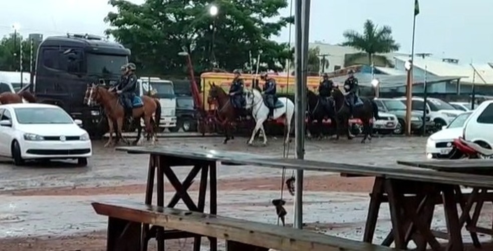 A operação teve início às 6h, em Lucas do Rio Verde, com a retirada de toda a estrutura montada às margens da rodovia.  — Foto: Secretaria de Estado de Segurança Pública