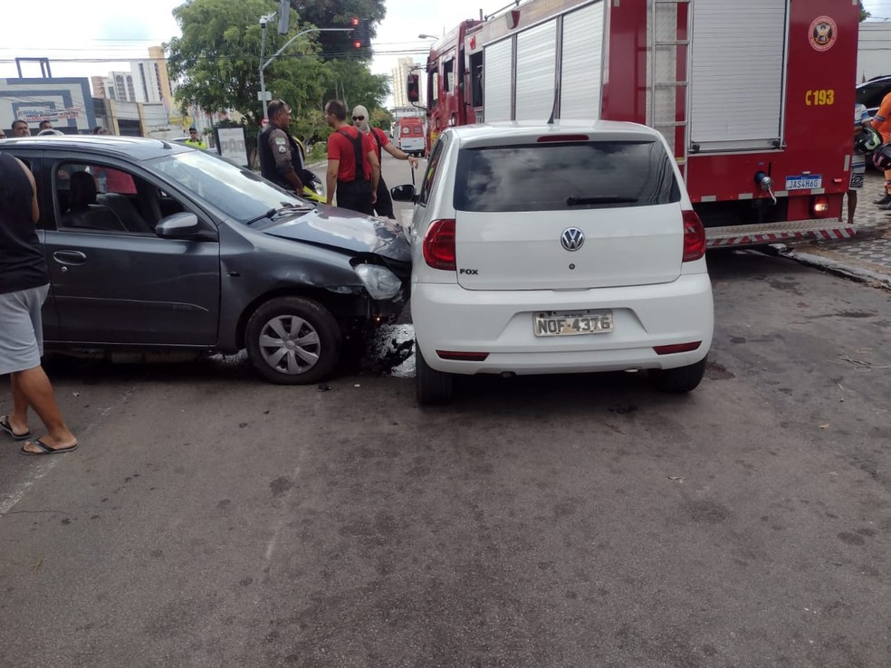 Motorista atravessou a Avenida Alexandrino de Alencar e bateu em Fox branco &mdash; Foto: Cedida