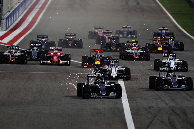 Na primeira curva, Hamilton e Bottas tocam os carros (Foto: Getty Images)