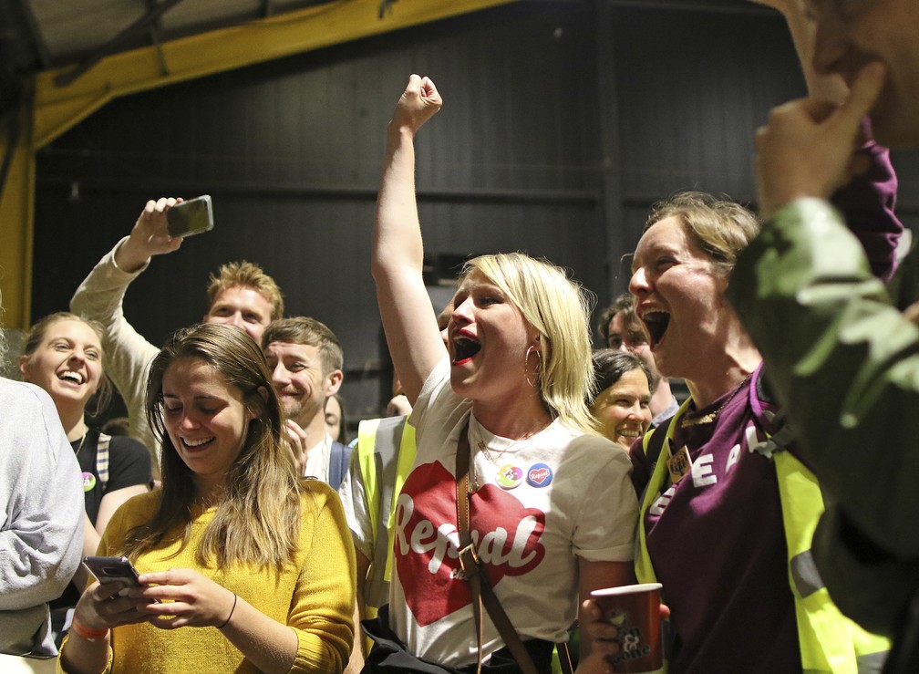 CelebraÃ§Ã£o apÃ³s a vitÃ³ria do â€œsimâ€ em referendo sobre legalizaÃ§Ã£o do aborto na Irlanda (Foto: AP Photo/Peter Morrison)