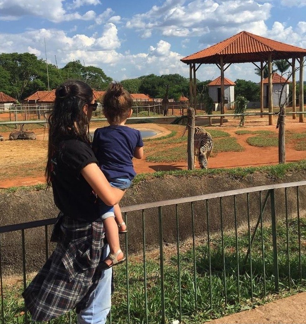 Laryssa Moraes e a filha, de 2 anos, durante passeio; em imagem de novembro de 2019  Foto: Instagram/Reprodução