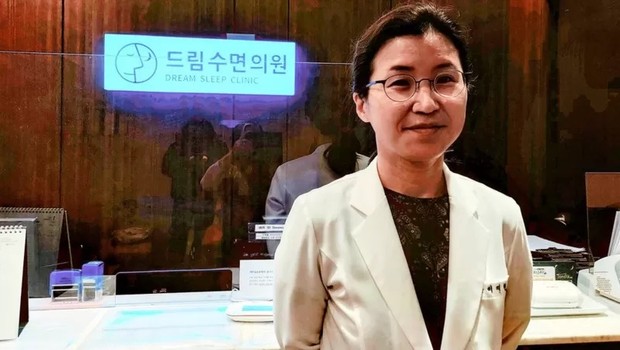 Ji-hyeon Lee é uma psiquiatra especializada em distúrbios do sono (Foto: BBC)