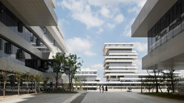 Complexo de univesidades tem prédios com andares escalonados (Foto: Divulgação / WSP Architects)