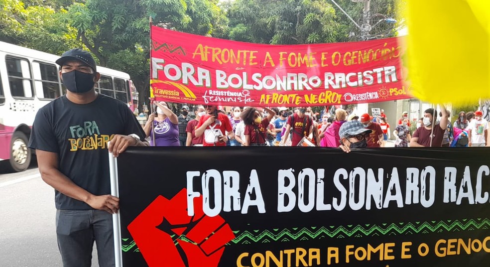 Protesto contra Bolsonaro e em alusão ao Dia da Consciência Negra em Belém — Foto: Reginaldo Gonçalves/TV Liberal 