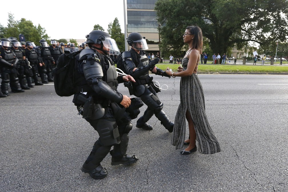 Ativista Ieshia Evans confronta policiais na Flórida em protesto contra abordagens no local — Foto: Jonathan Bachman/Reuters
