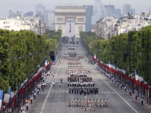Soldados marcham por avenida Champs-Elysees durante comemoração do Dia da Bastilha nesta segunda (14) em Paris (Foto: AP Photo/Thomas Samson, Pool)