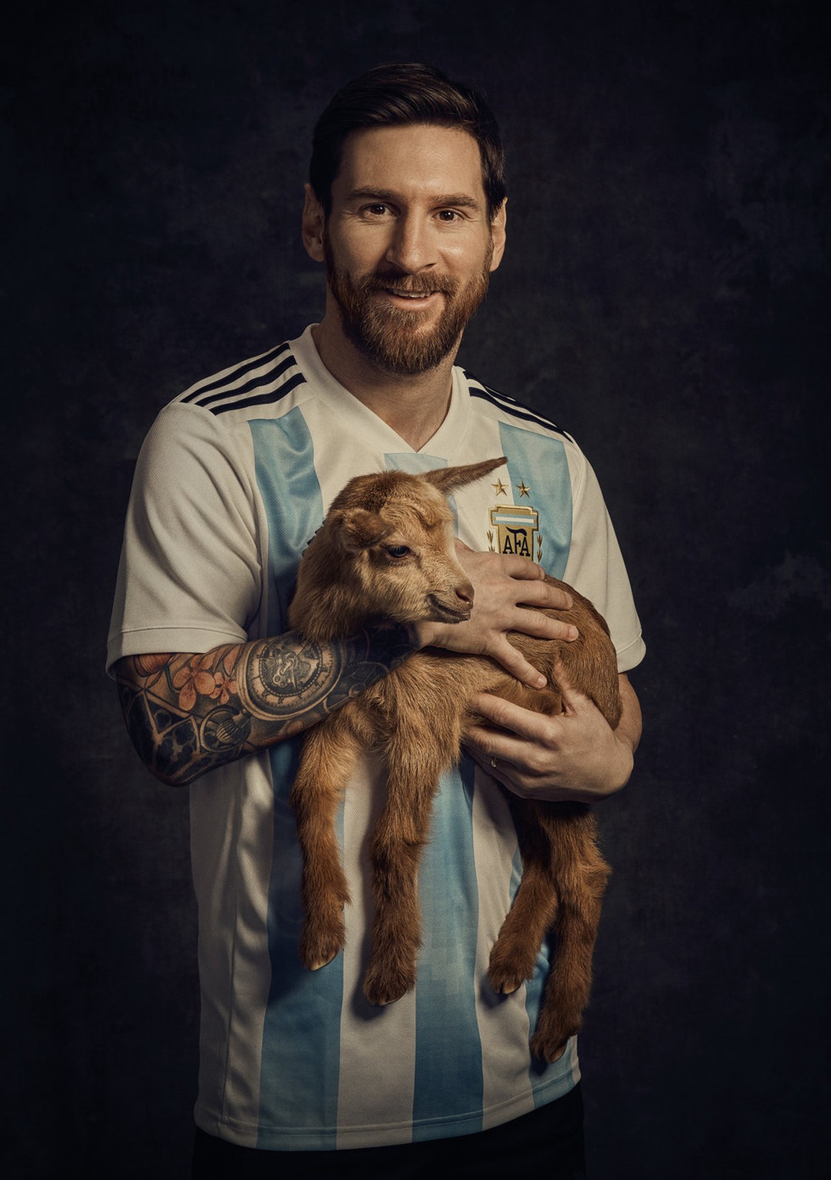 Messi posa com bode e fala da força da Argentina: &quot;É sempre candidata a
