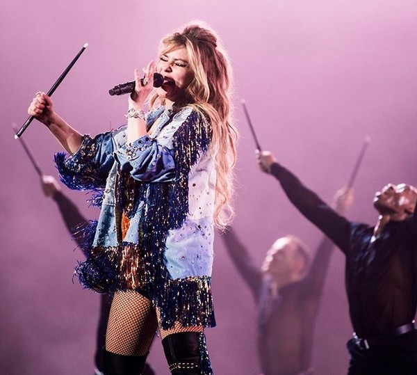 A cantora Shania Twain em um show (Foto: Instagram)