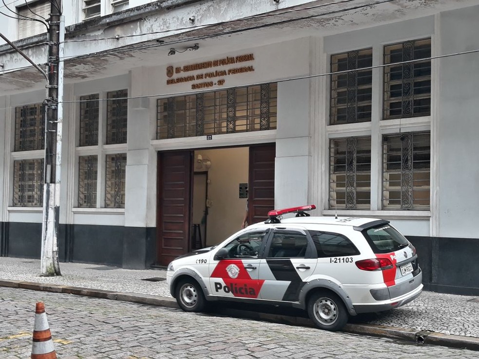 Equipes da Polícia Militar apresentaram ocorrência sobre a invasão ao triplex atribuído a Lula em Guarujá na Polícia Federal (Foto: João Amaro/G1)