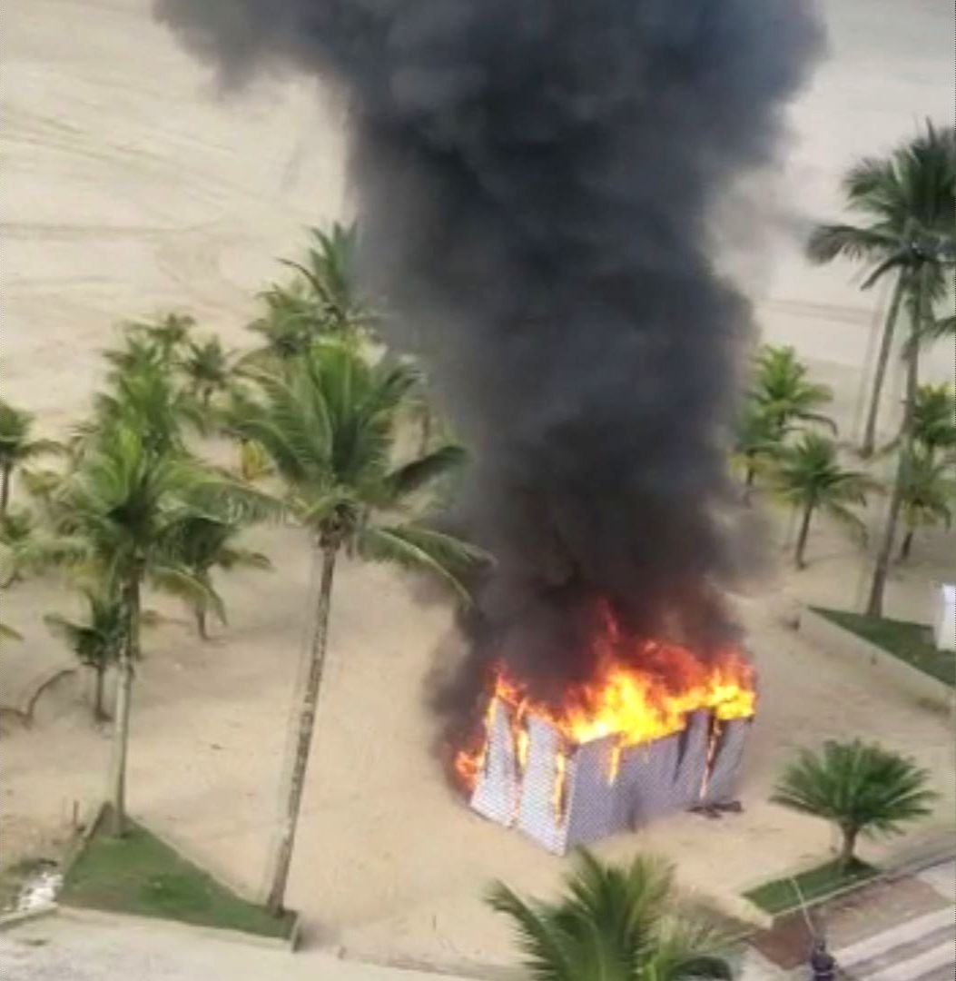 Banheiro químico é incendiado em praia do litoral de SP; VÍDEO