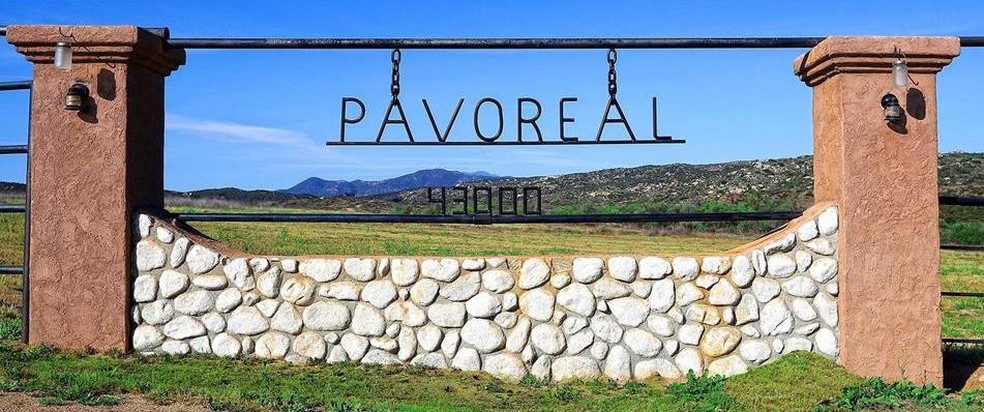 O sítio, apelidado de "Rancho Pavoreal", fica na cidade de Sage, localizada entre San Diego e Palm Springs — Foto: Coldwell Banker Homes / Reprodução