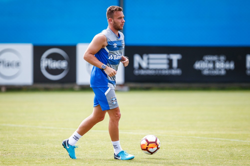 Arthur aceitaria ser emprestado pelo Barcelona até janeiro de 2019, diz jornal