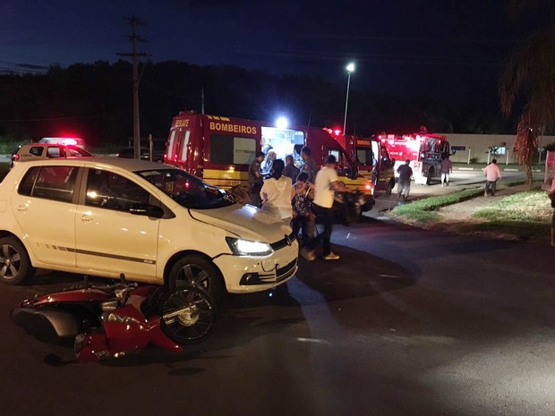 Colisão envolveu carro e motocicleta no Parque dos Girassóis (Foto: David de Tarso/TV Fronteira)