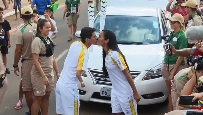 Zaqueu Rocha entrega a Tocha Olímpica para a esposa durante revezamento no Acre (Foto: Reprodução/Rede Amazônica Acre)