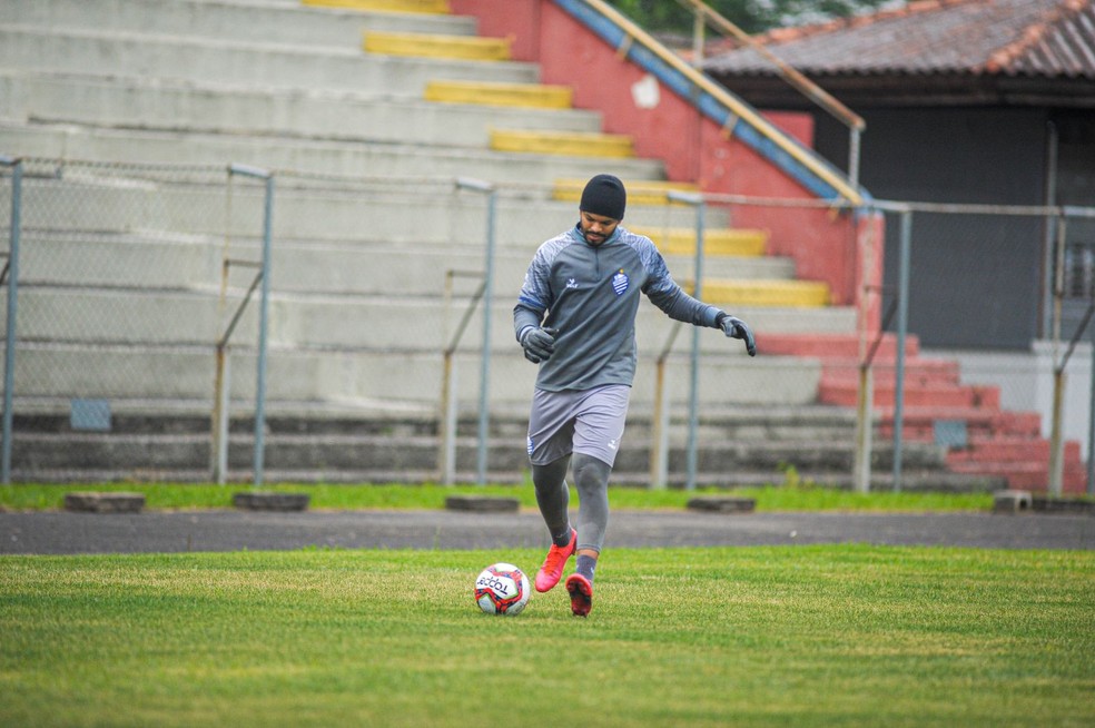 Thiago Rodrigues coloca até gorro para treinar em Curitiba — Foto: Augusto Oliveira/Ascom CSA