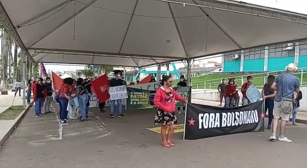 Em Cacoal (RO), às 9h24, manifestantes foram às ruas neste sábado, 19, em ato contra Bolsonaro e pedido por vacina — Foto: Lilian Oliveira/Rede Amazônica