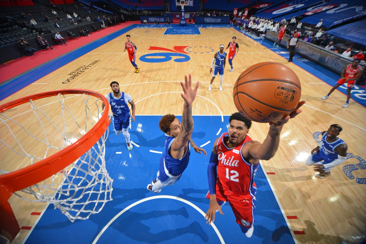 Passes mágicos e empurrão de Lebron