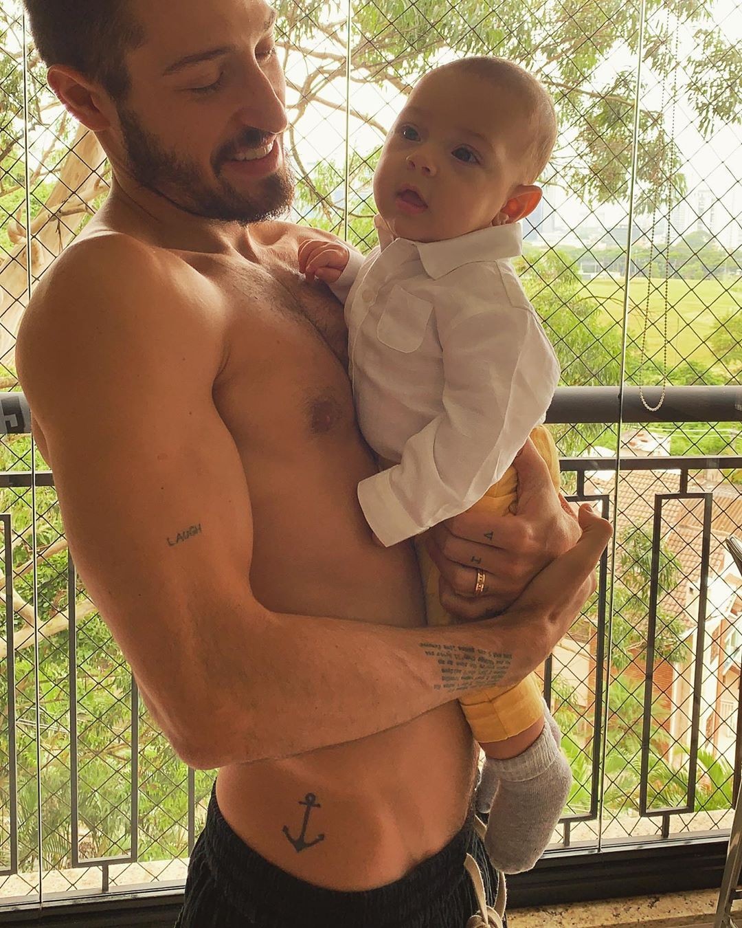 Vinicius Martinez e o filho Valentin (Foto: Reprodução/ Instagram)