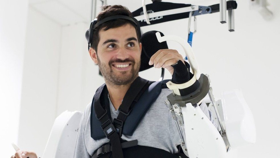 Tetraplégico move braços e pernas com equipamento controlado pela mente