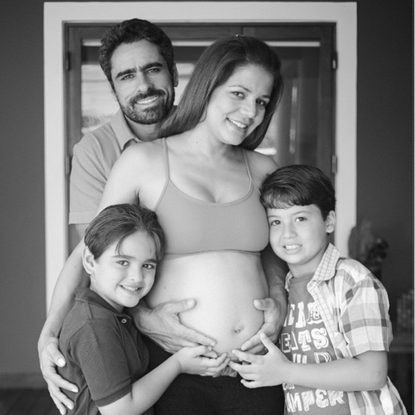 Nívea Stelmann, grávida de 6 meses, como o filho Miguel, o marido, Marcus Rocha e seu filho, Joaquim (Foto: Reprodução/Instagram)
