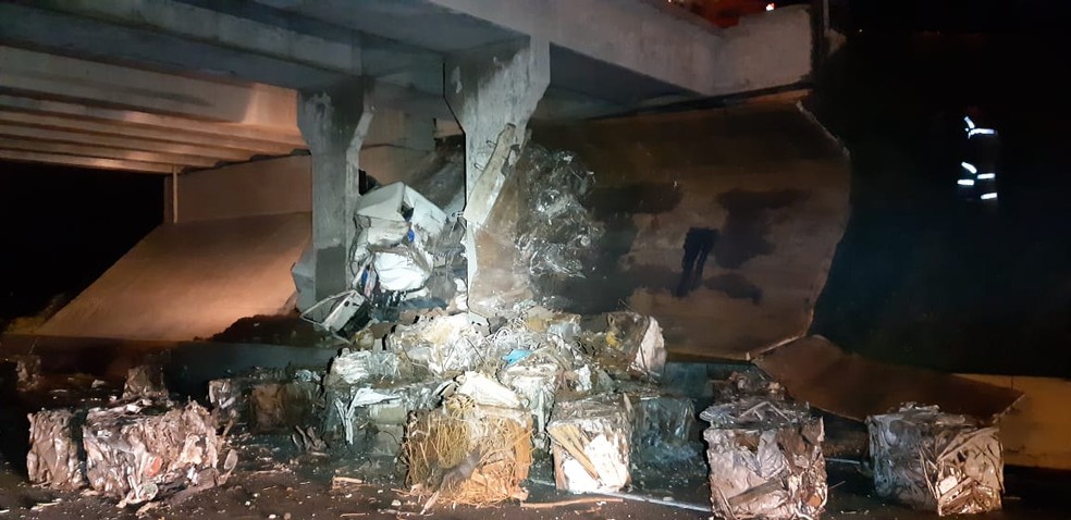 Motorista de 32 anos teve ferimentos leves — Foto: Divulgação/Polícia Rodoviária Federal 
