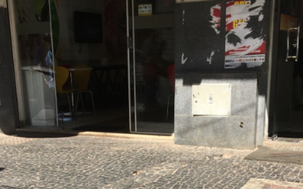 Assalto aconteceu quase em frente a sorveteria  (Foto: Paula Resende/ G1)