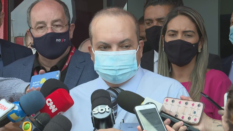Ibaneis visita fábrica que produz a vacina Sputinik V no DF — Foto: TV Globo/Reprodução