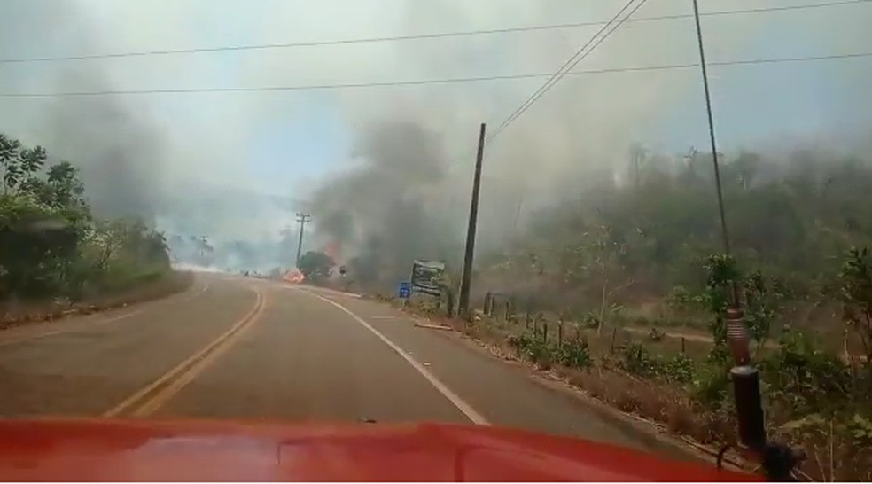 Fumaça tomou conta de trecho da rodovia para Taquaruçu — Foto: Bombeiros/Divulgação