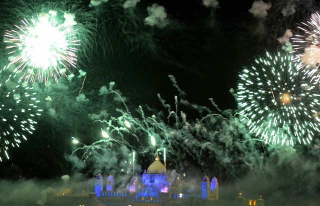JODHPUR, INDIA - NOVEMBER 8: Umaid Bhawan Palace is lit amidst fireworks after midnight during the birthday party thrown by Supermodel Naomi Campbell for her boyfriend on November 8, 2012 in Jodhpur, India. (Photograph by Ramji Vyas/ Hindustan Times via G (Foto: Hindustan Times via Getty Images)